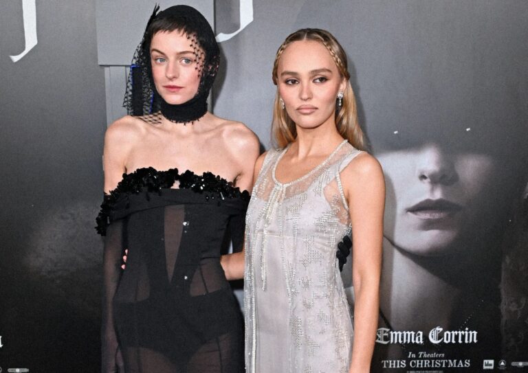 Lily-Rose Depp y Emma Corrin, un Dueto de Encanto Gótico en la Alfombra Roja