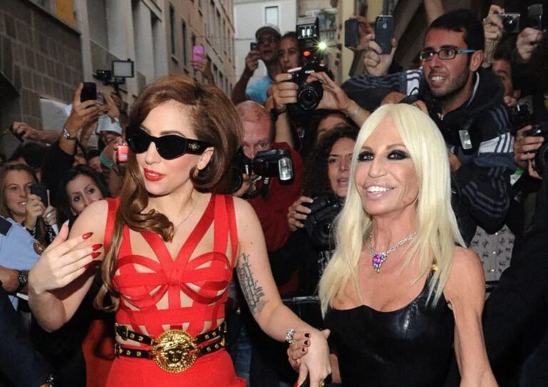 Los looks creados por Donatella Versace que conquistaron nuestro corazón