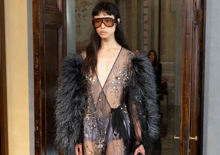 Gucci Cruise 2026 revive sus eras más icónicas con bambú y lentejuela