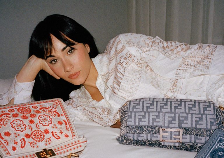 Fendi pone el estilo, Aitana el flow: una campaña con arte, mar y fresas
