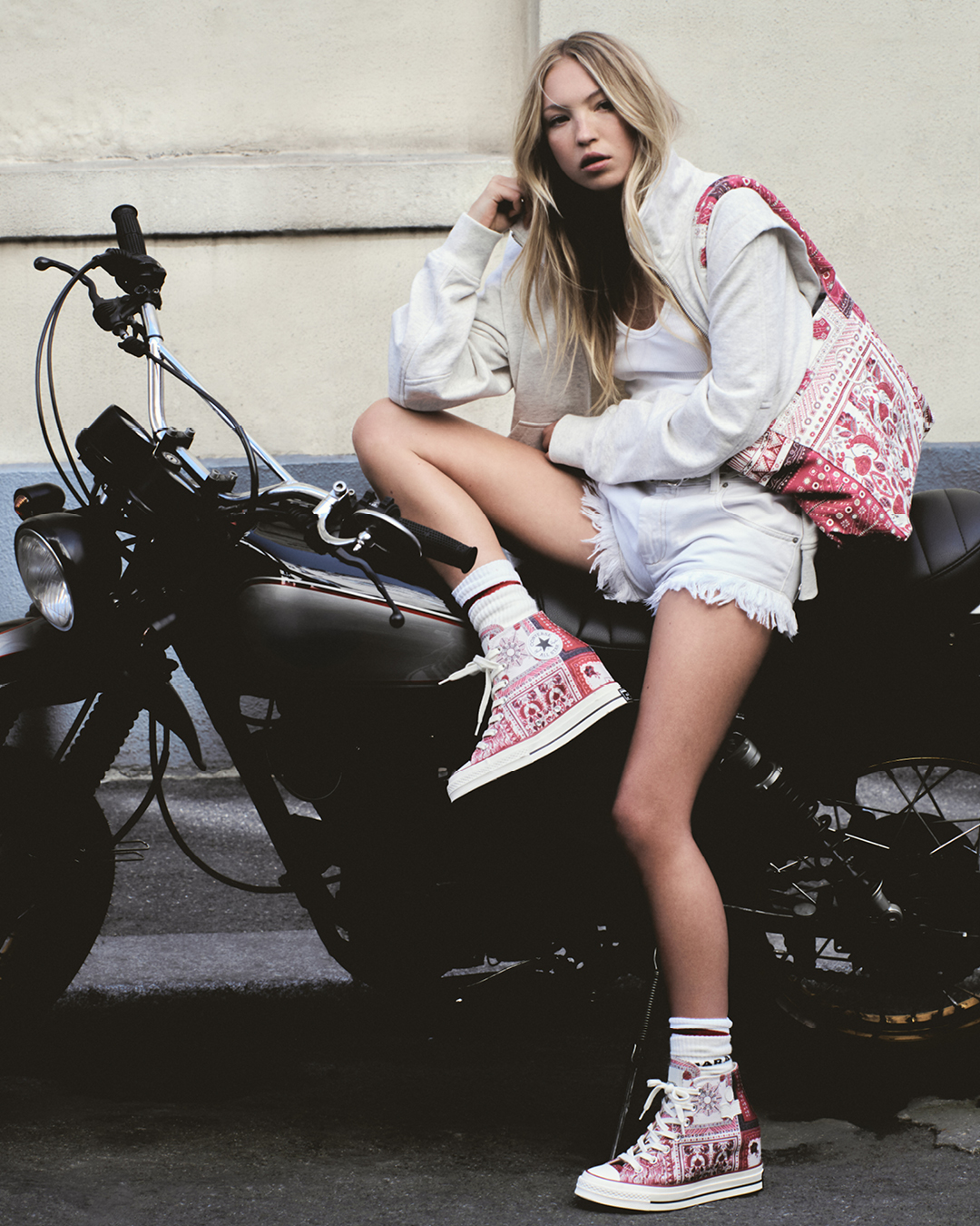 Los icónicos Converse boho chic de Isabel Marant están de regreso