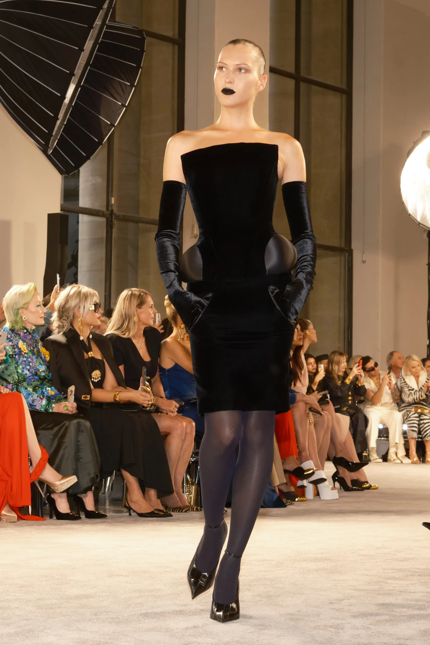 Schiaparelli fall 2025 Couture: La moda también tiene ansiedad existencial