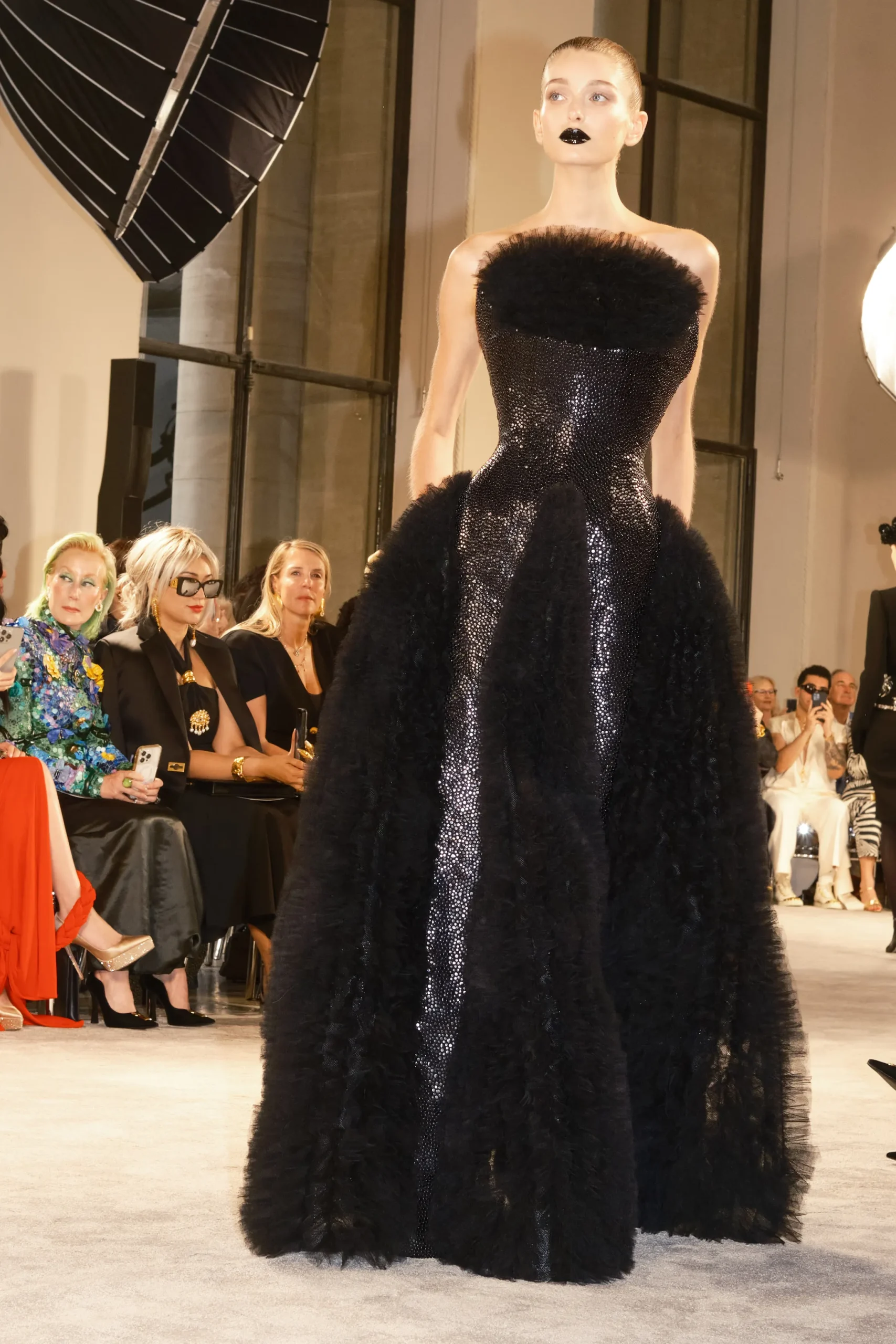 Schiaparelli fall 2025 Couture: La moda también tiene ansiedad existencial