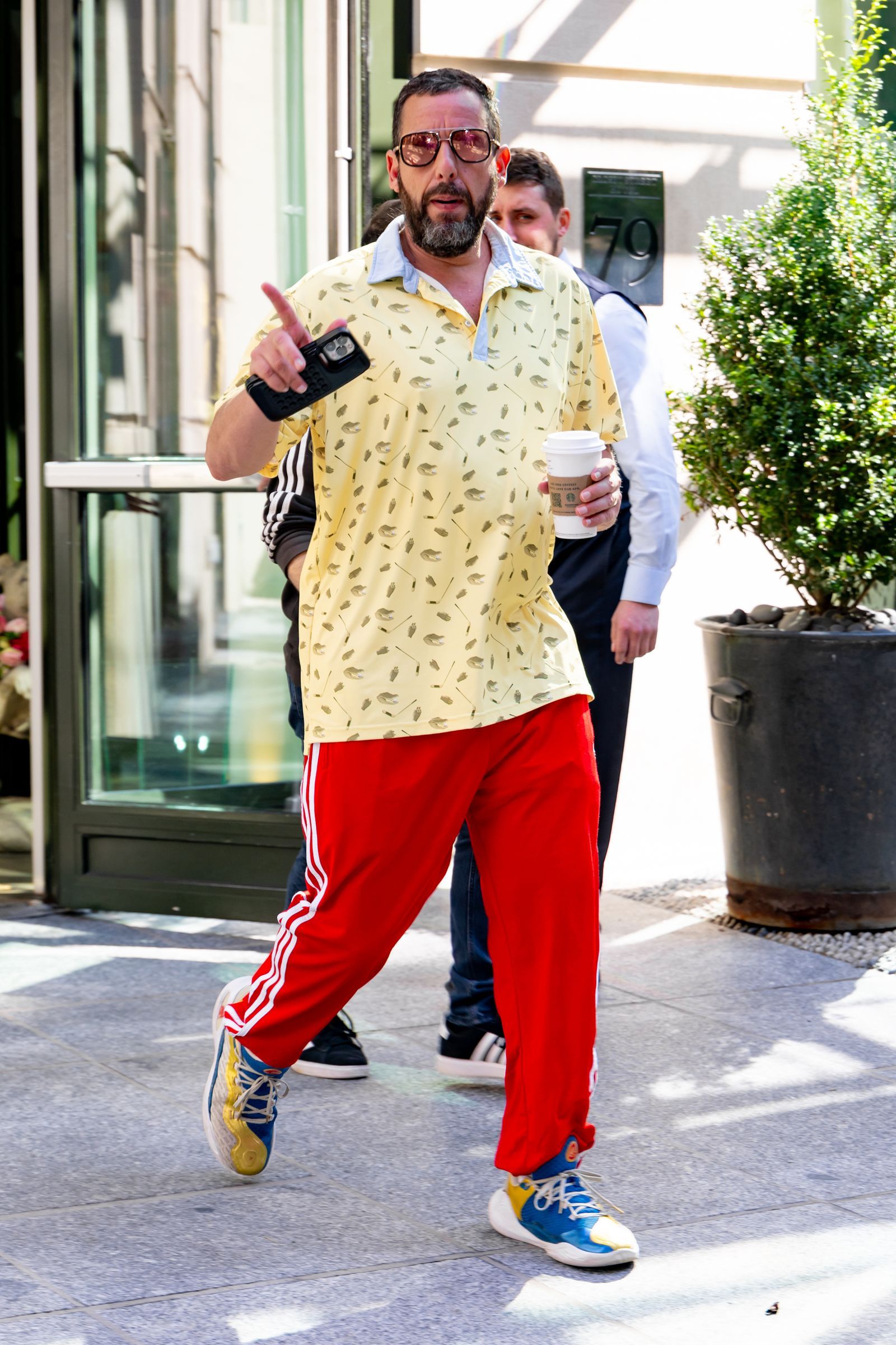 Las girlies aman vestirse como Adam Sandler