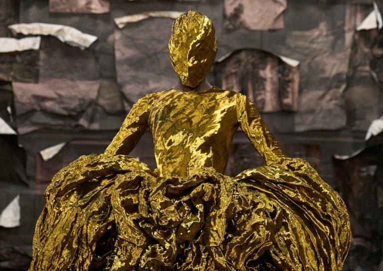 Maison Margiela Fall 2025 Couture: El horror gótico nunca fue tan glam