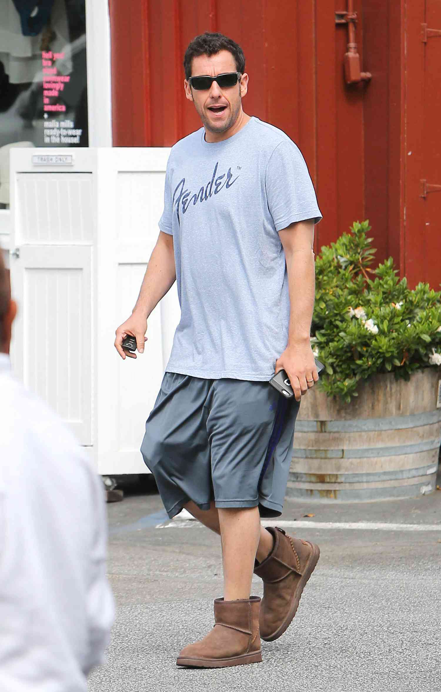 Las girlies aman vestirse como Adam Sandler