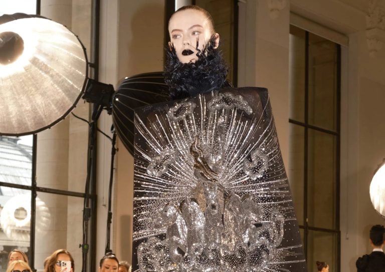 Schiaparelli fall 2025 Couture: La moda también tiene ansiedad existencial