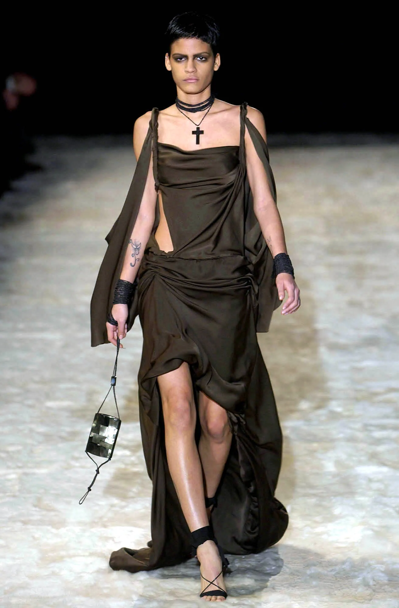 Entre lo divino y pop: el collar de cruz renace