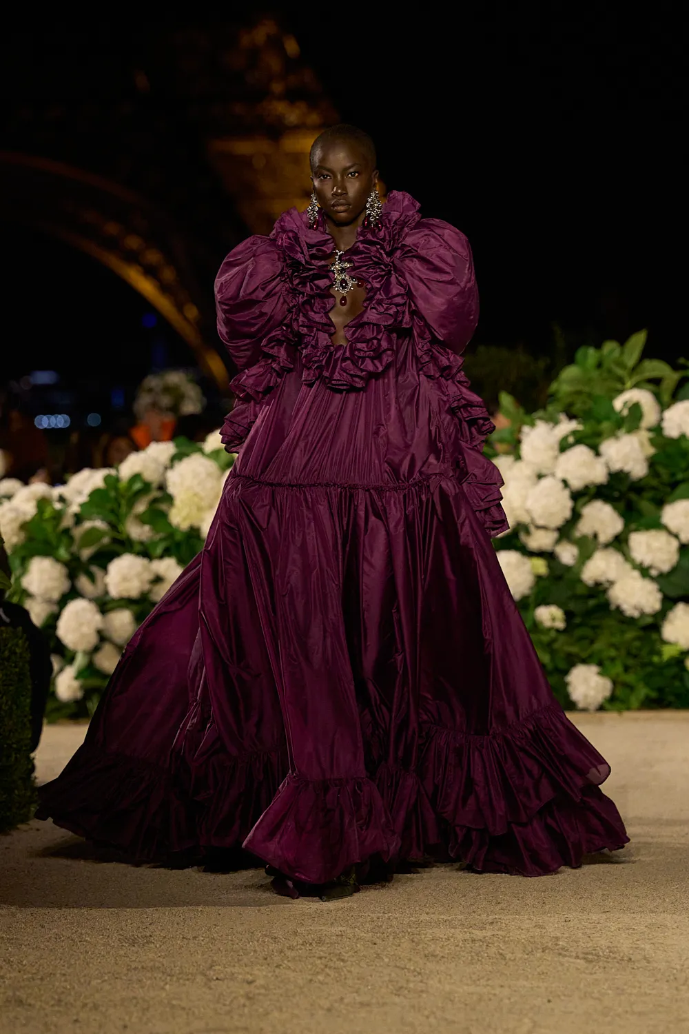 Saint Laurent Spring 2026: El exceso parisino dominará tu closet