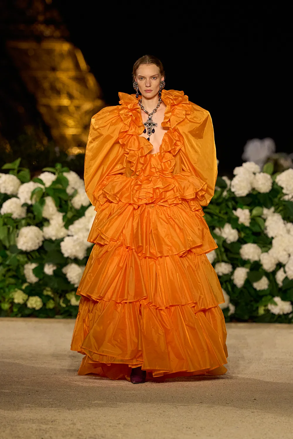 Saint Laurent Spring 2026: El exceso parisino dominará tu closet