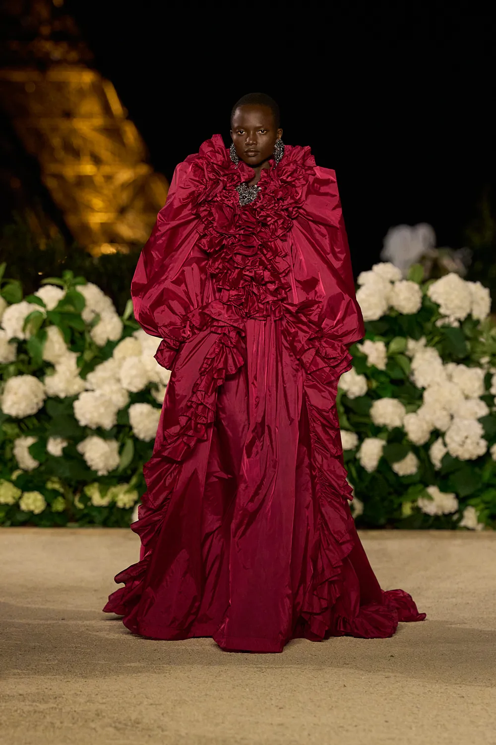 Saint Laurent Spring 2026: El exceso parisino dominará tu closet