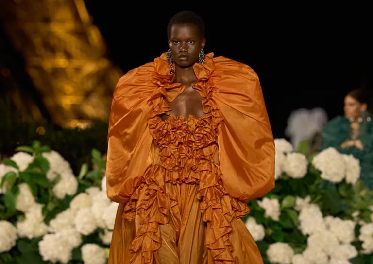 Saint Laurent Spring 2026: El exceso parisino dominará tu closet