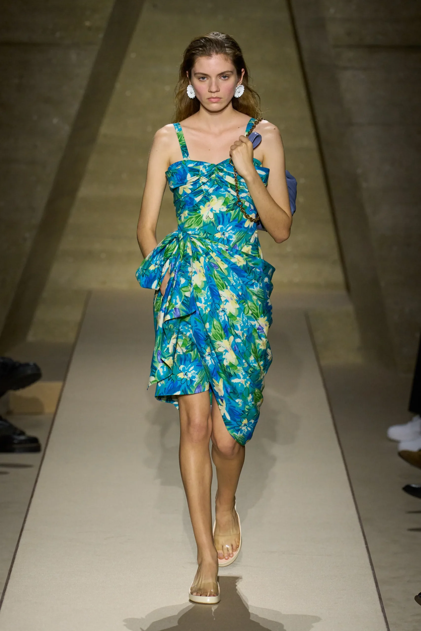 Chloé Spring 2026: Madame de sociedad, pero con alma hippie