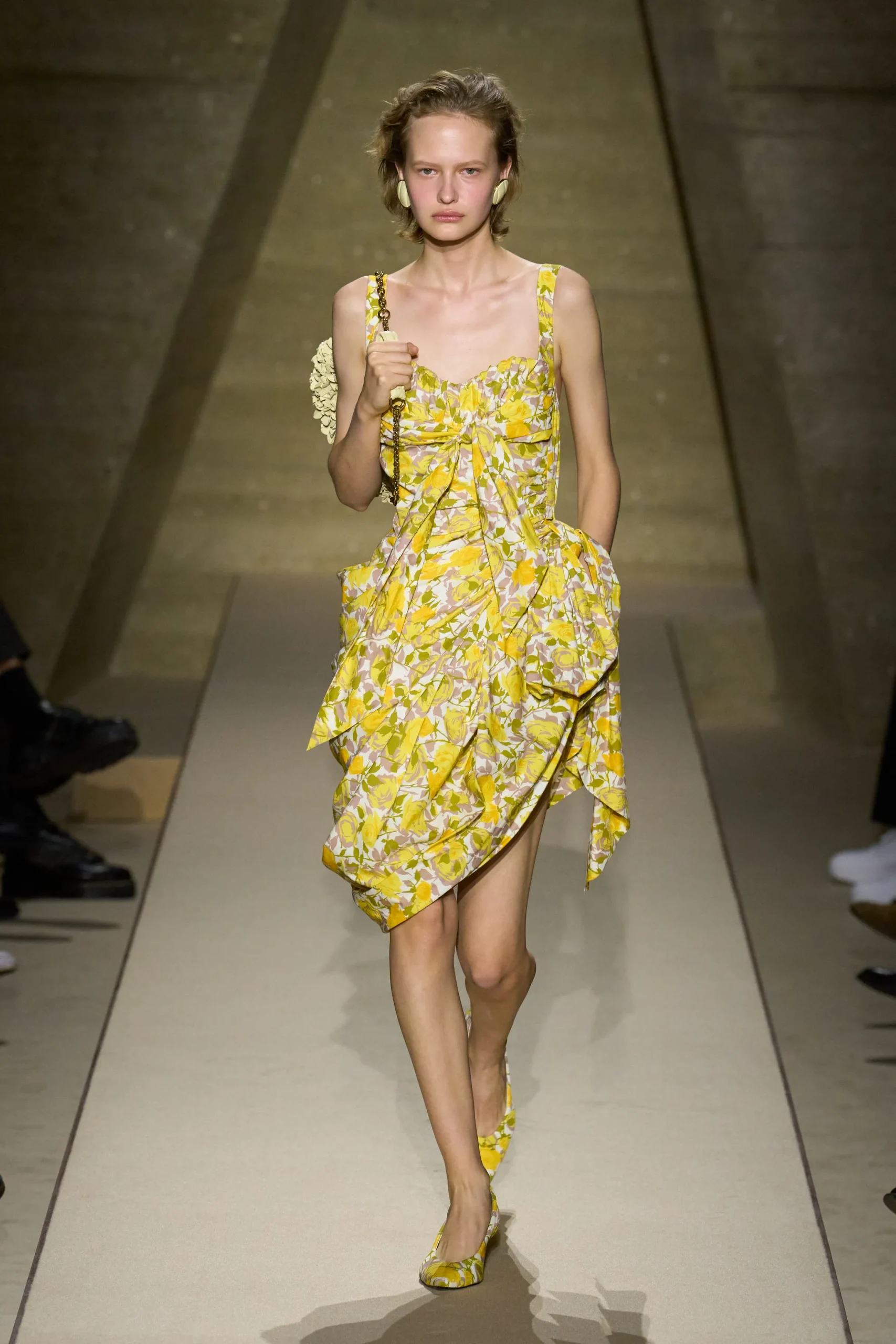 Chloé Spring 2026: Madame de sociedad, pero con alma hippie