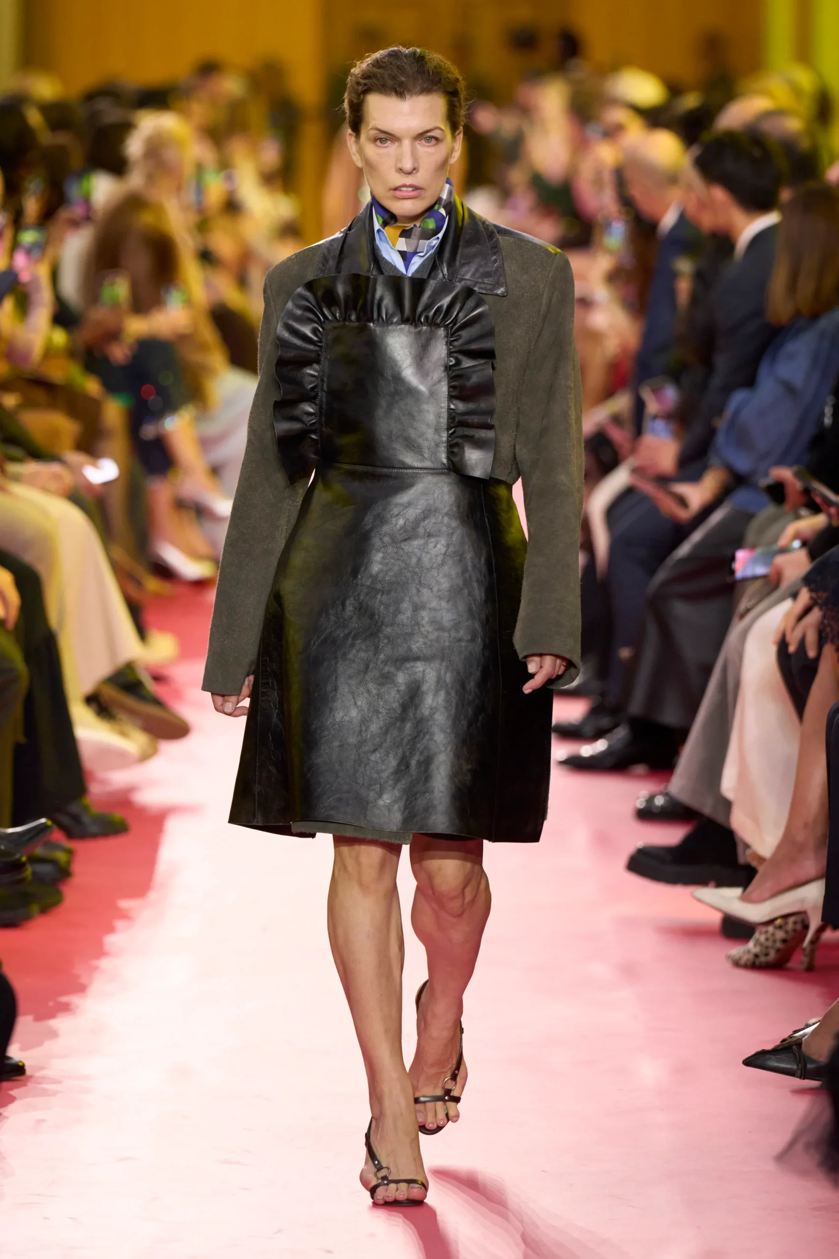 Miu Miu Spring 2026: Los delantales también pueden ser glamurosos