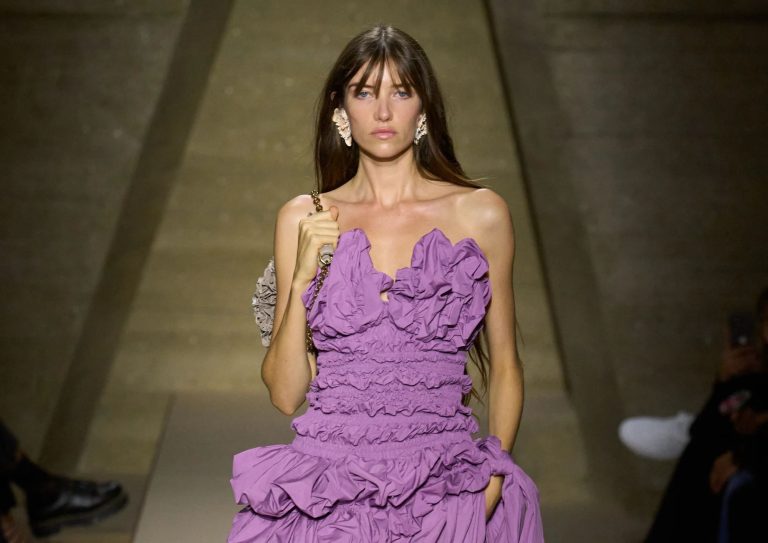 Chloé Spring 2026: Madame de sociedad, pero con alma hippie