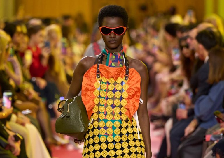 Miu Miu Spring 2026: Los delantales también pueden ser glamurosos