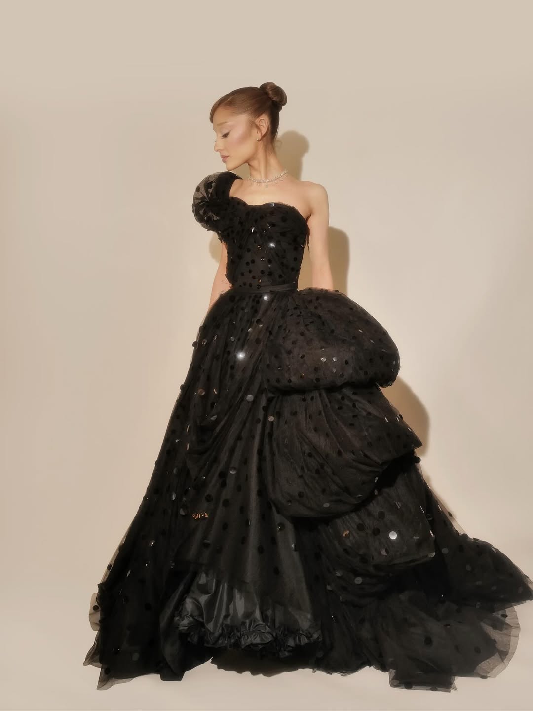 Los mejores looks de Ariana Grande en el press tour de Wicked: For Good