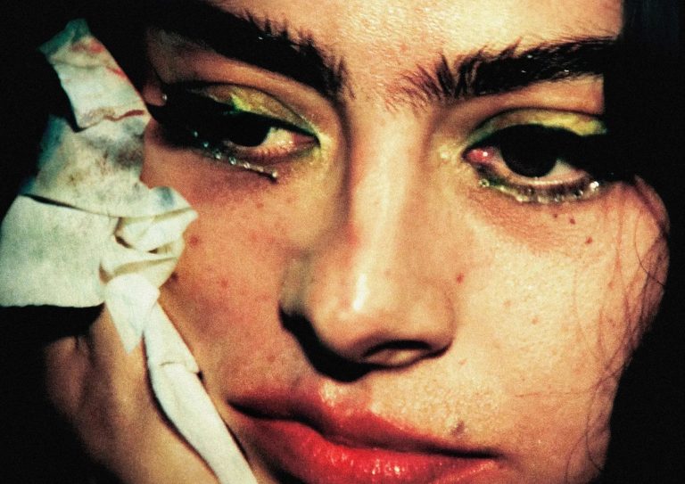 Charli XCX hará que el Brat Summer nunca termine con The Moment