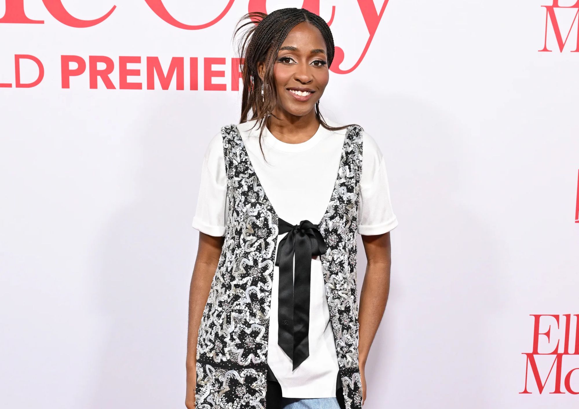 ¿Estamos listas para el retorno del "vestido sobre jeans"?