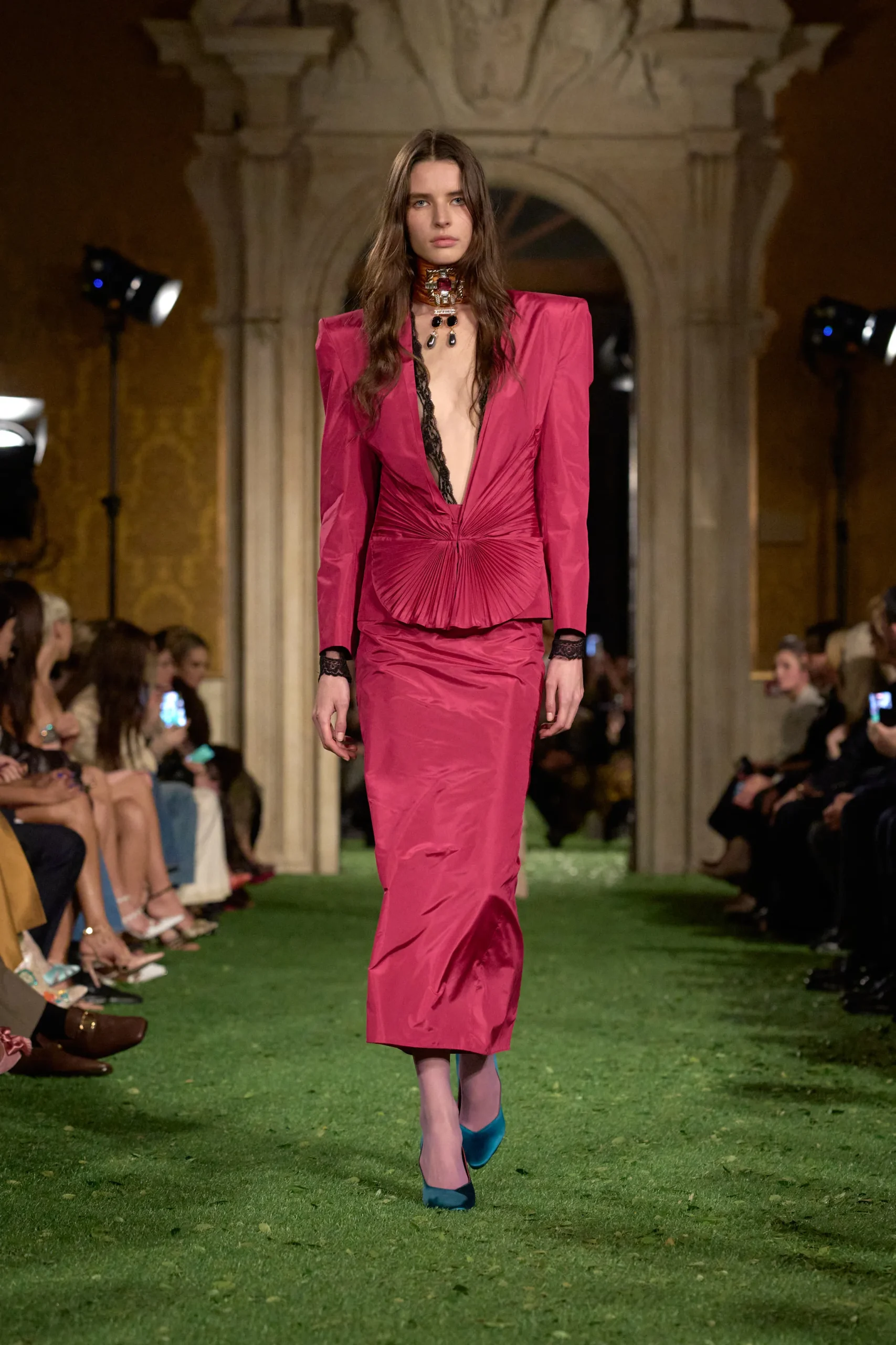 Valentino Fall 2026: Los años 80 están de vuelta
