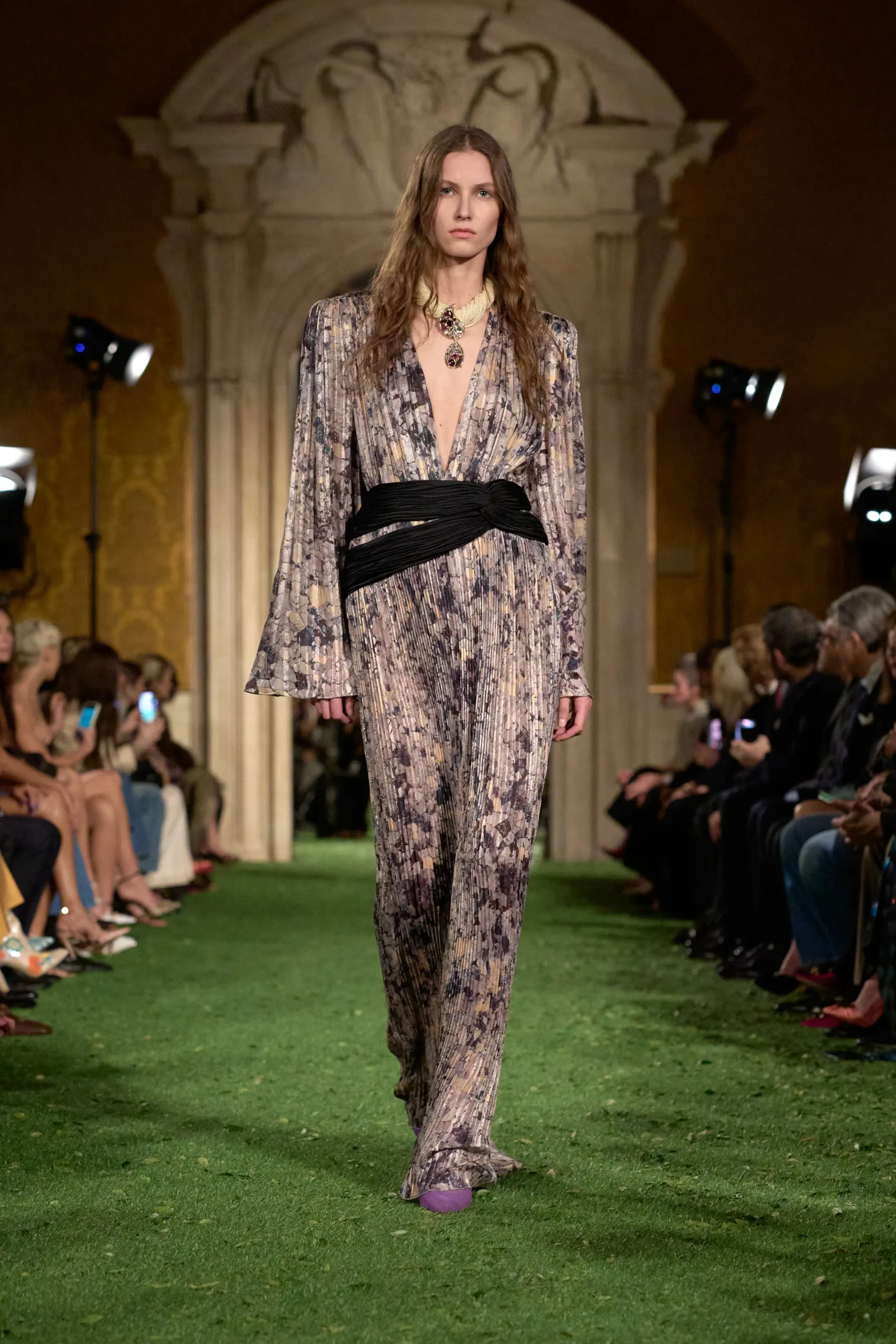 Valentino Fall 2026: Los años 80 están de vuelta