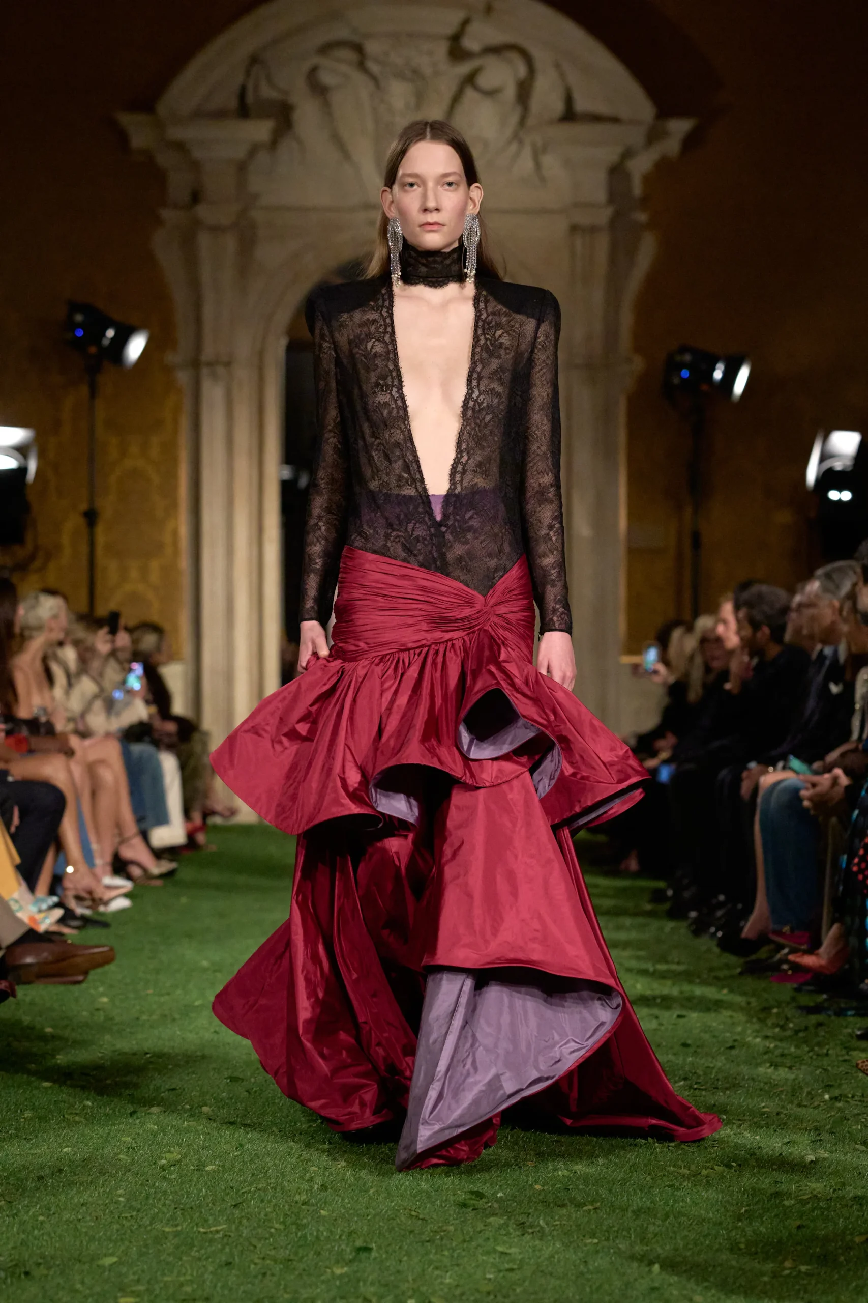 Valentino Fall 2026: Los años 80 están de vuelta