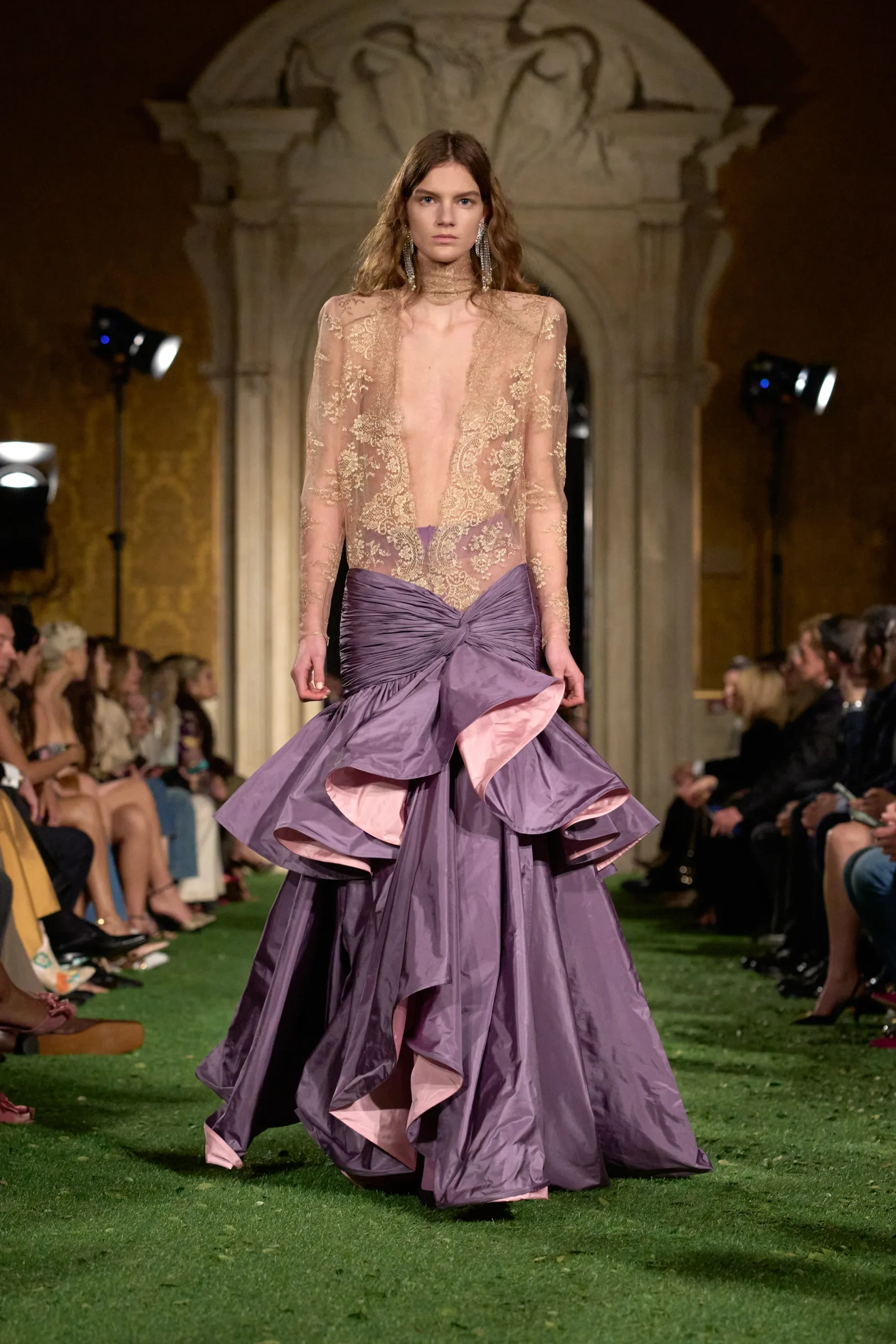 Valentino Fall 2026: Los años 80 están de vuelta