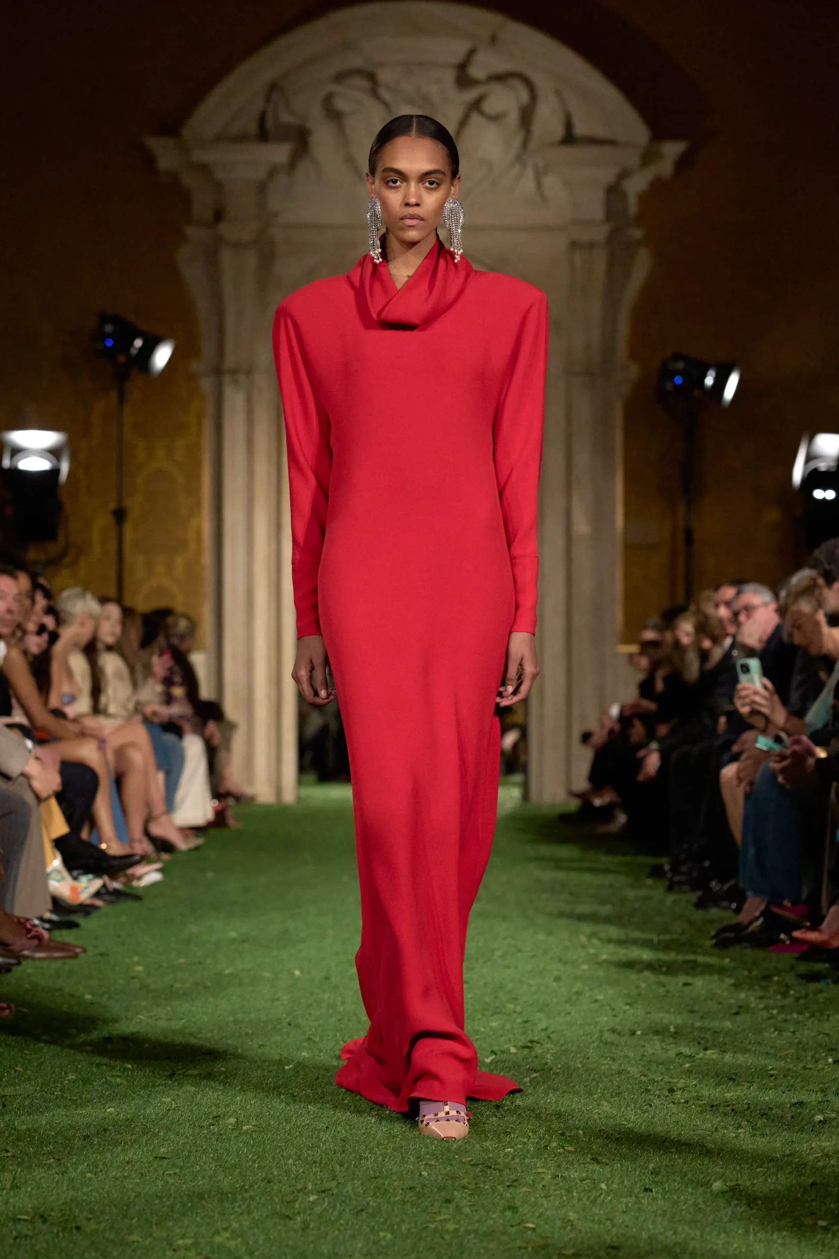 Valentino Fall 2026: Los años 80 están de vuelta