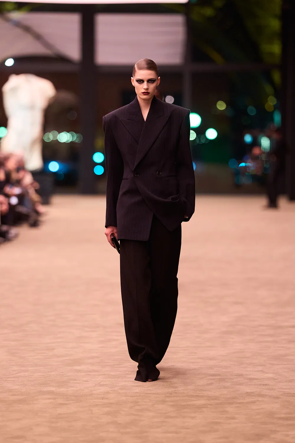 Saint Laurent Fall 2026: el esmoquin como herramienta de empoderamiento femenino