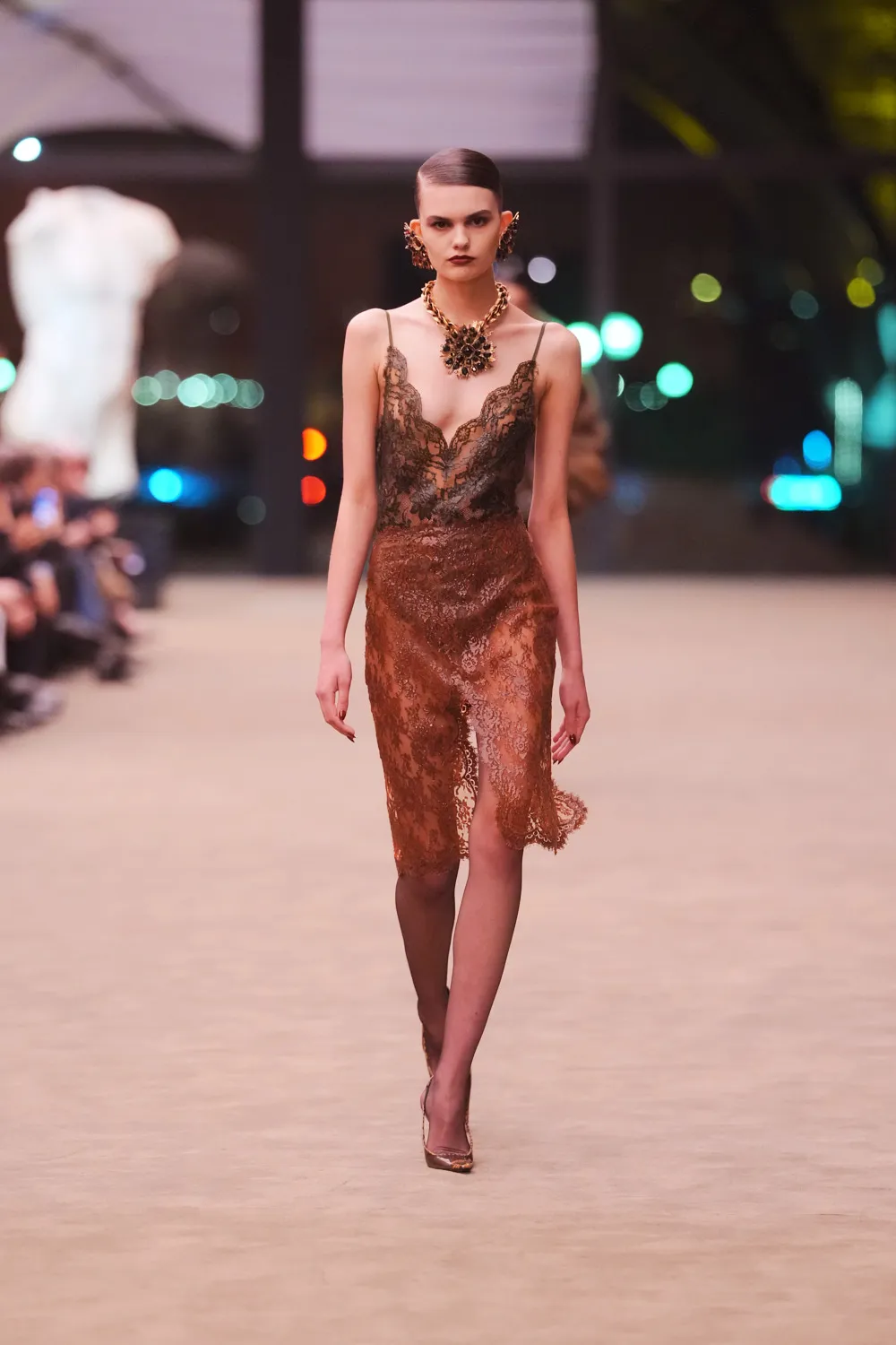 Saint Laurent Fall 2026: el esmoquin como herramienta de empoderamiento femenino