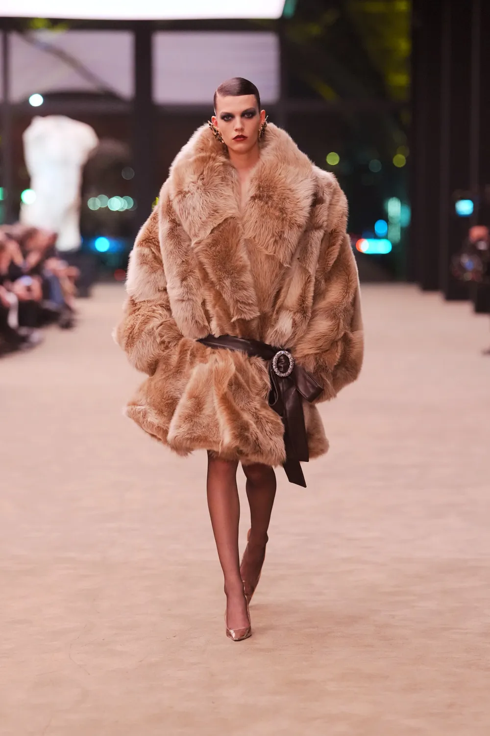 Saint Laurent Fall 2026: el esmoquin como herramienta de empoderamiento femenino