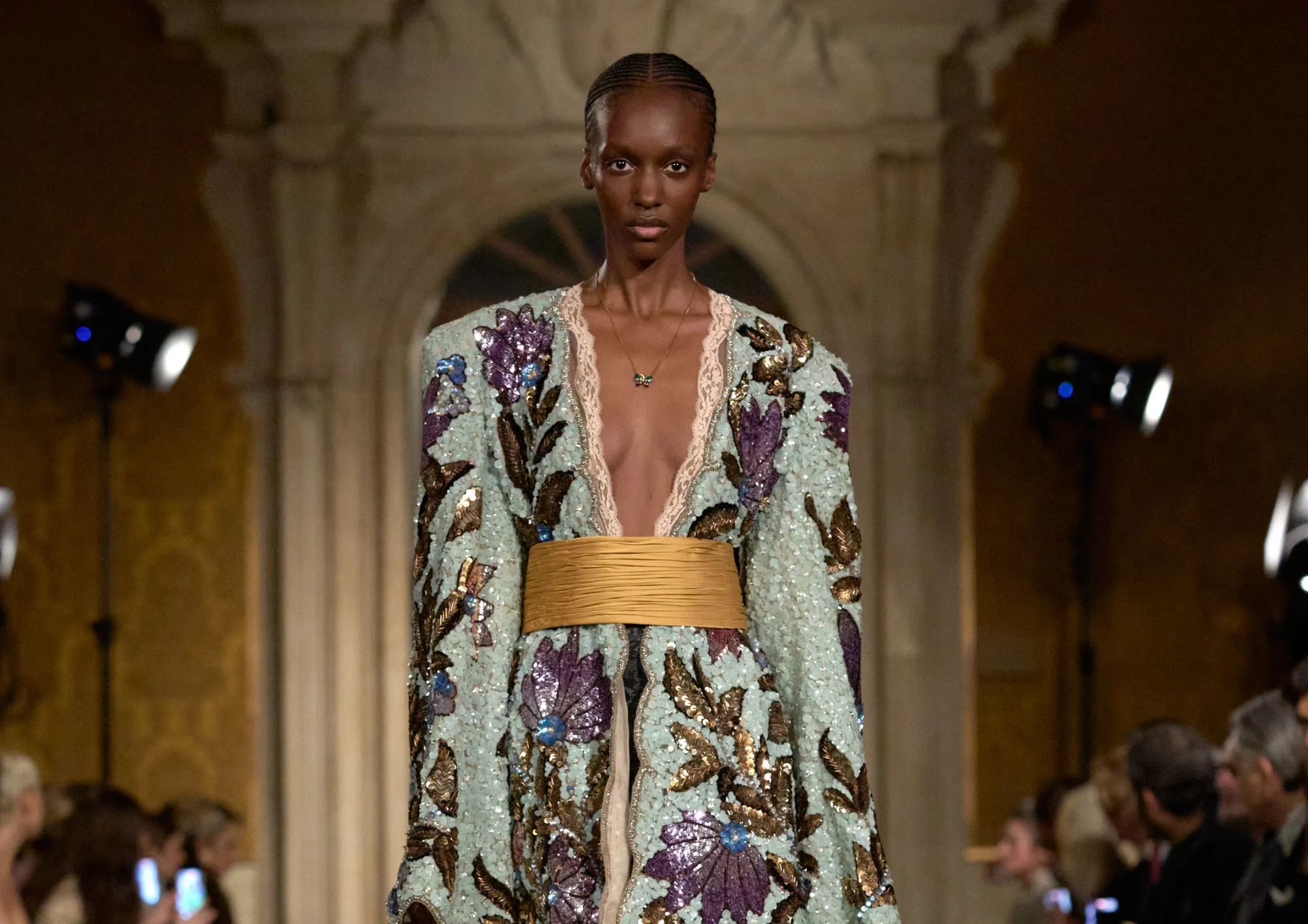 Valentino Fall 2026: Los años 80 están de vuelta