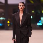 Saint Laurent Fall 2026: el esmoquin como herramienta de empoderamiento femenino