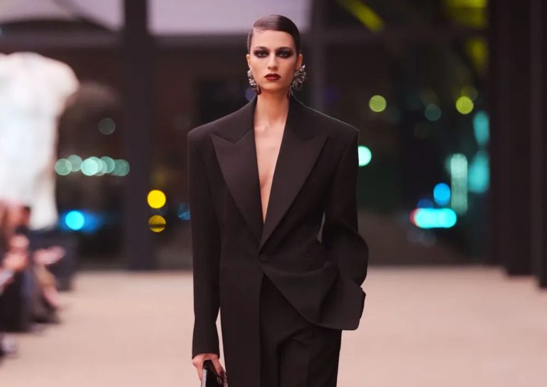 Saint Laurent Fall 2026: el esmoquin como herramienta de empoderamiento femenino