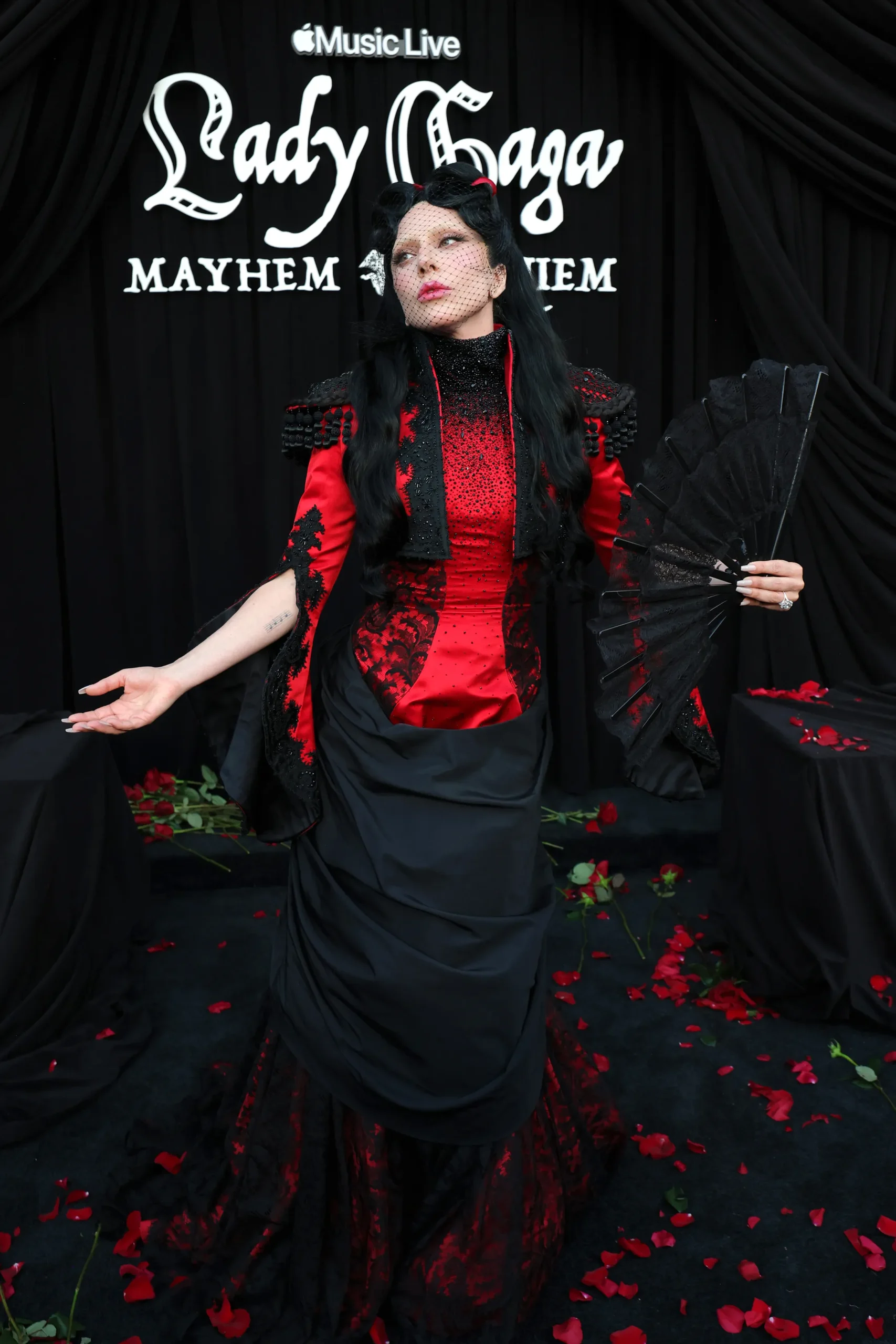 Así homenajeó Lady Gaga a Alexander McQueen con un look de torera española