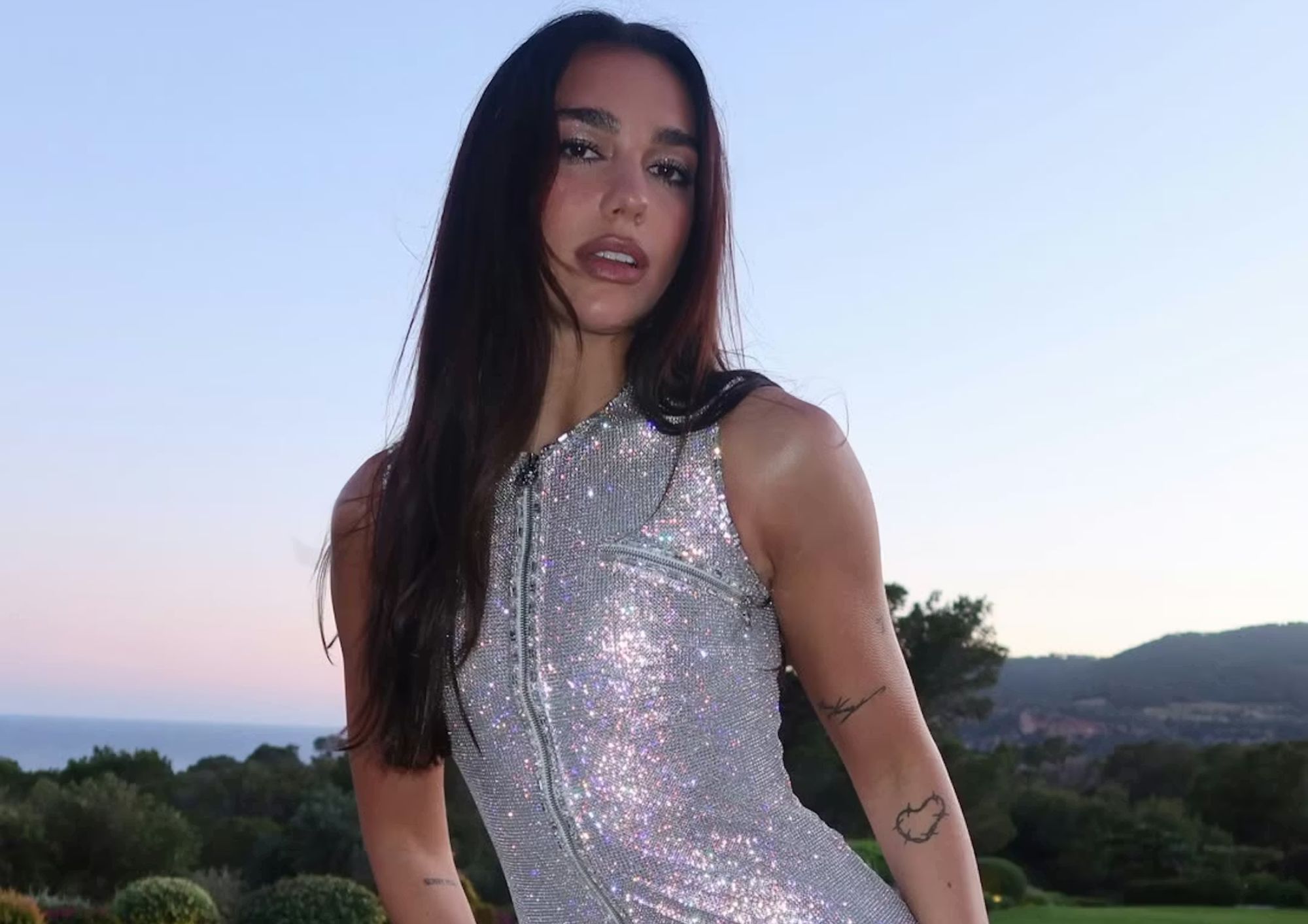 Dua Lipa ya anda en modo full bride