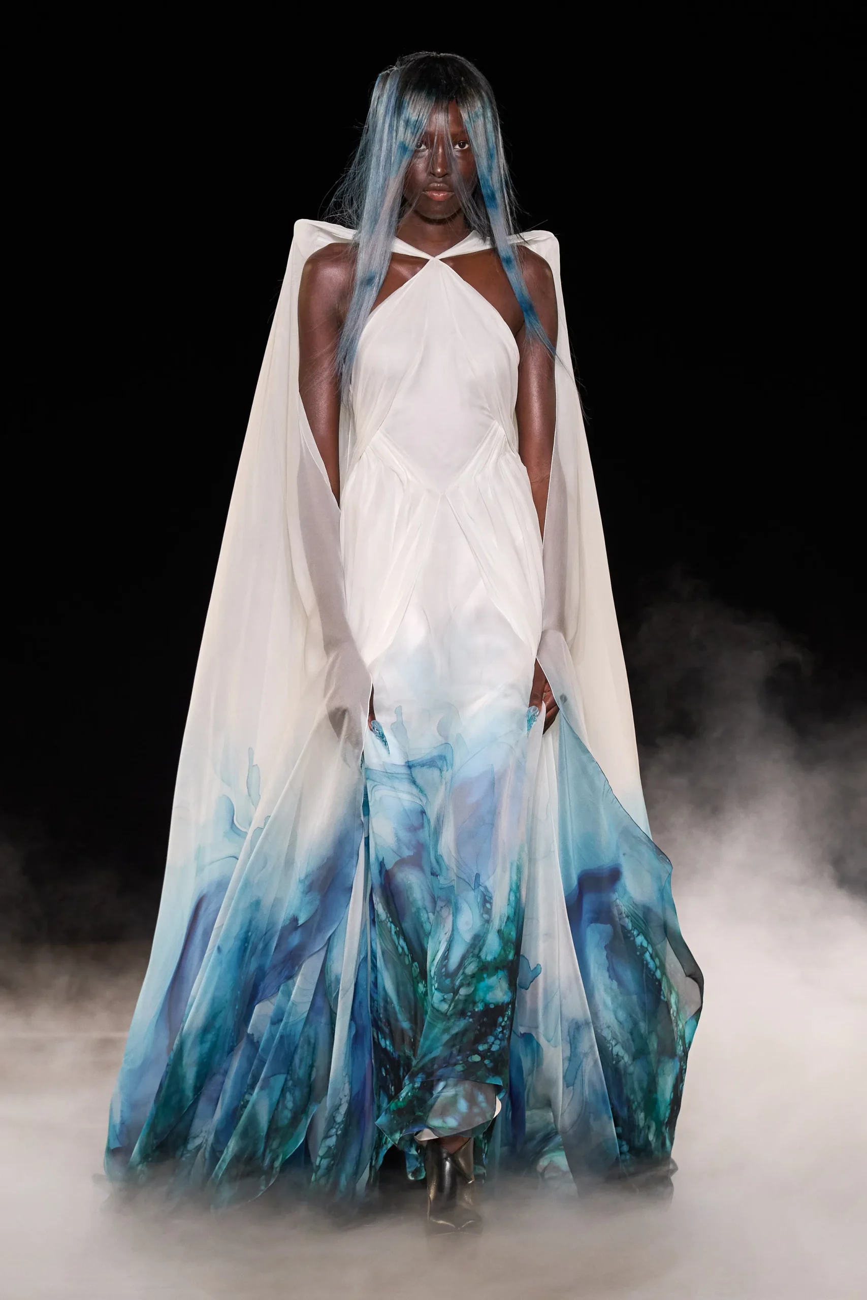Iris Van Herpen Fall 2026 Couture: ¿un vestido hecho de plasma? Solo ella podía lograrlo

