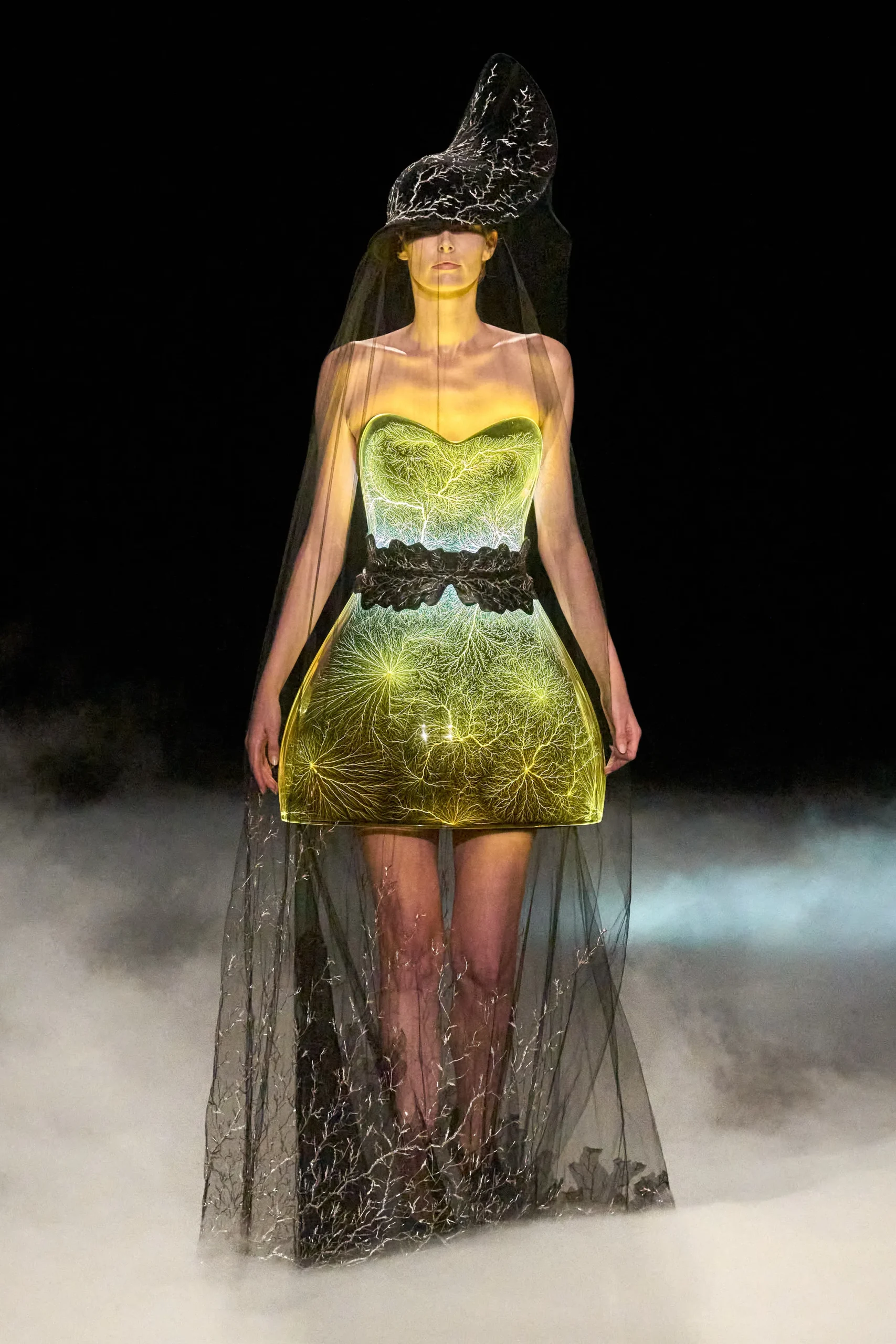 Iris Van Herpen Fall 2026 Couture: ¿un vestido hecho de plasma? Solo ella podía lograrlo
