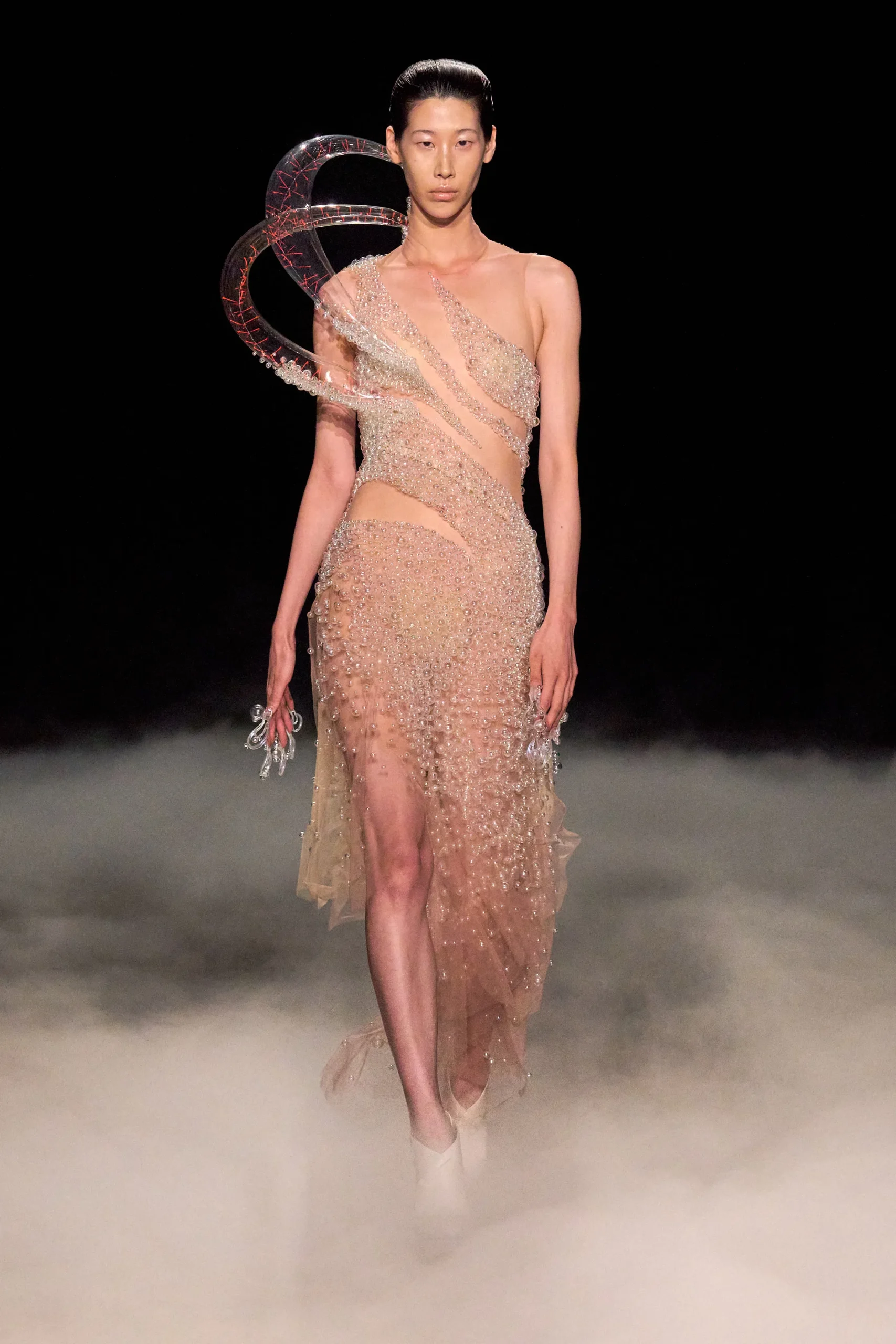 Iris Van Herpen Fall 2026 Couture: ¿un vestido hecho de plasma? Solo ella podía lograrlo
