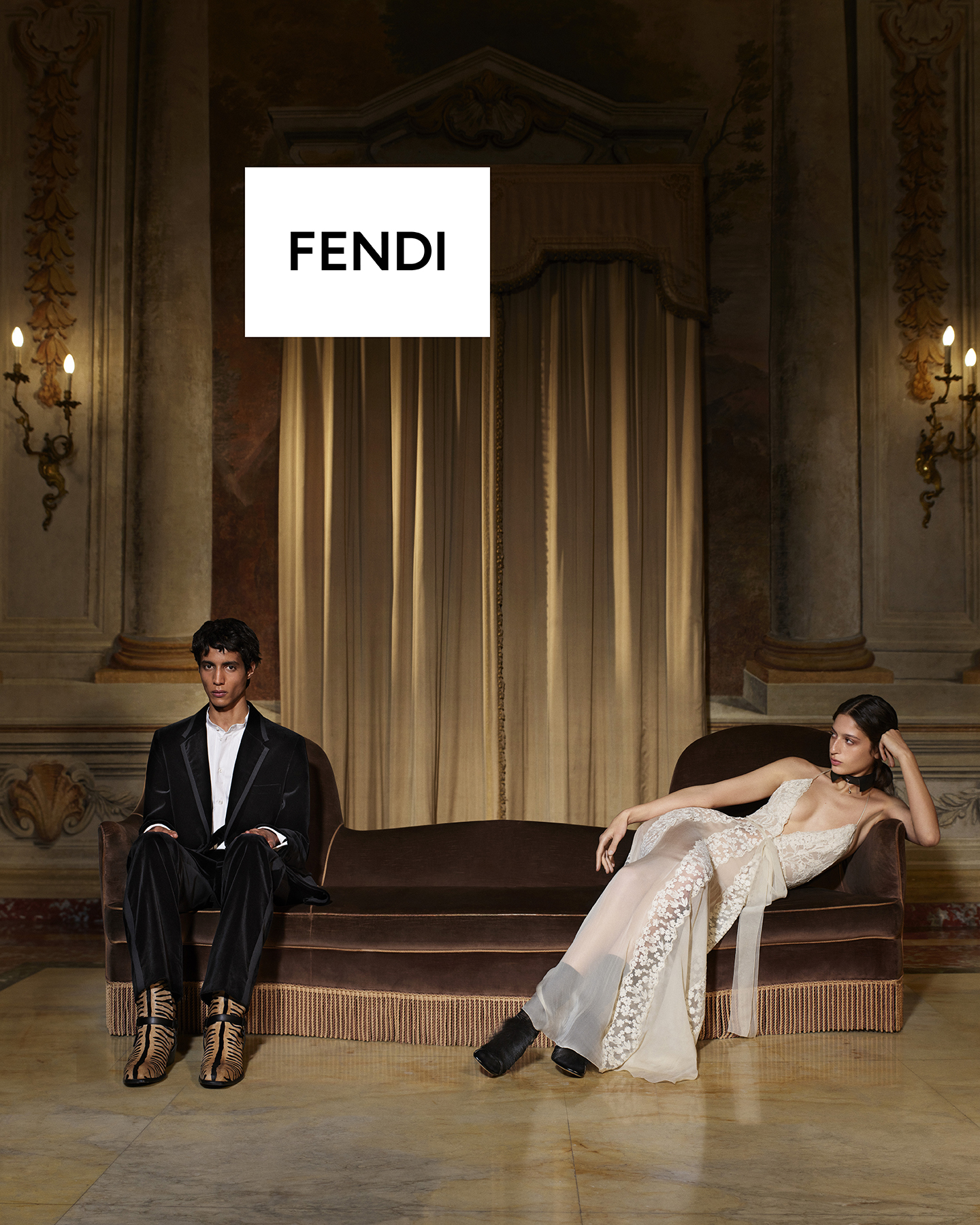 ¿Y si compartir ropa fuera la forma más íntima de amar? Así luce la nueva campaña de Fendi
