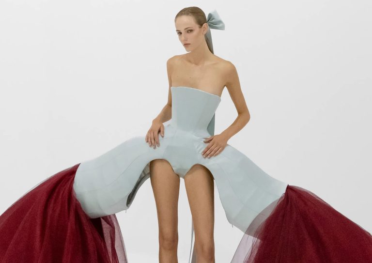 Jean Paul Gaultier Fall 2026 Couture: Duran Lantink no le teme al ridículo