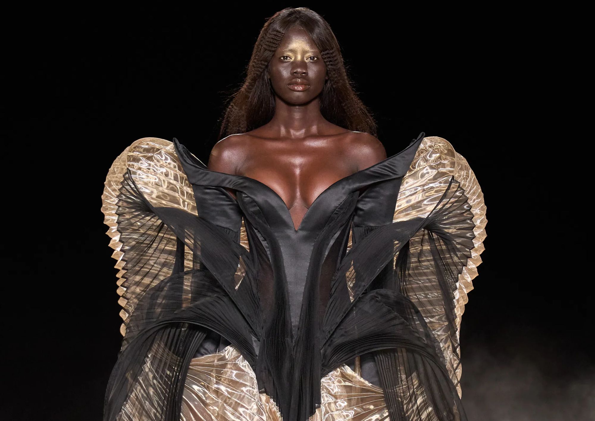Iris Van Herpen Fall 2026 Couture: ¿un vestido hecho de plasma? Solo ella podía lograrlo