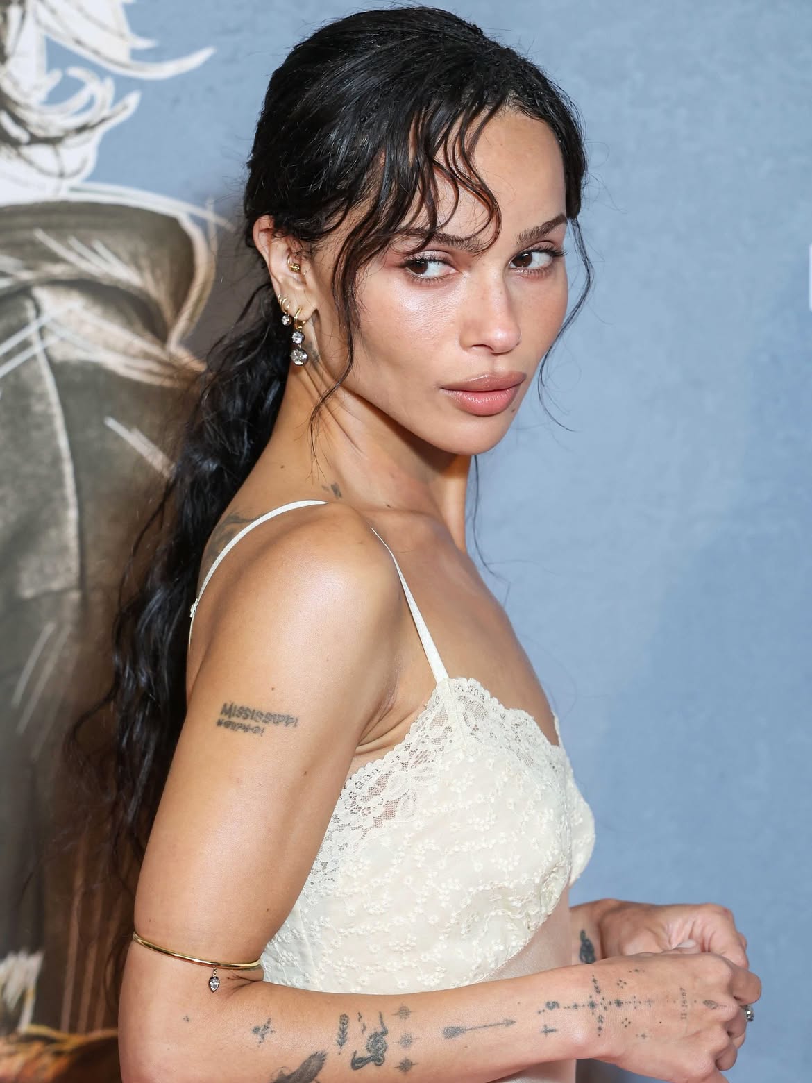 Los brazaletes en el brazo te harán ver como un girlie cool y sofisticada
