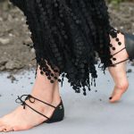 Las sandalias “descalzas” de Chanel llegaron a la red carpet gracias a Margaret Qualley