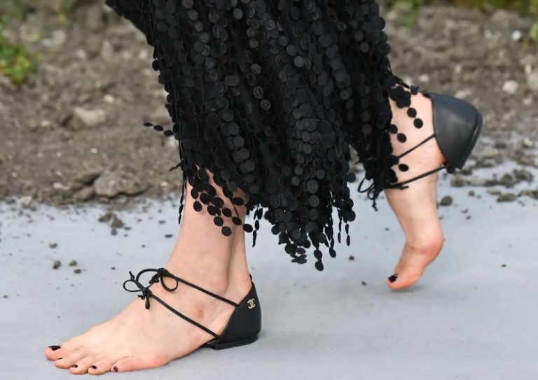 Las sandalias “descalzas” de Chanel llegaron a la red carpet gracias a Margaret Qualley