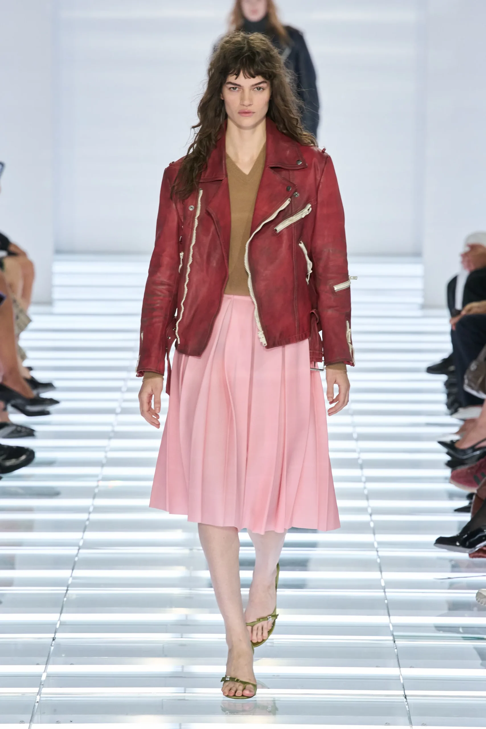 Prada Spring 2027: Miuccia y Raf quieren que todas las girlies usen falda en verano