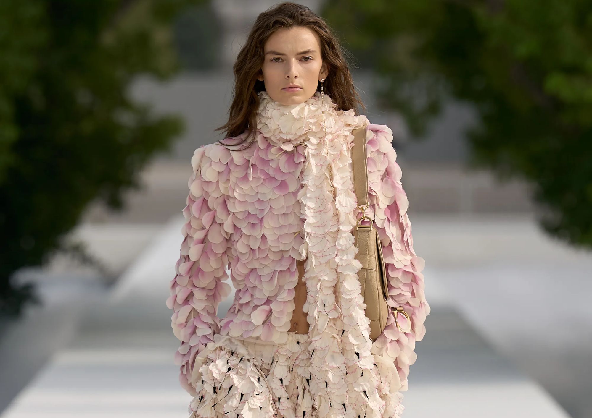 Christian Dior Spring 2027: la Dior girl está entrando en su era romántica