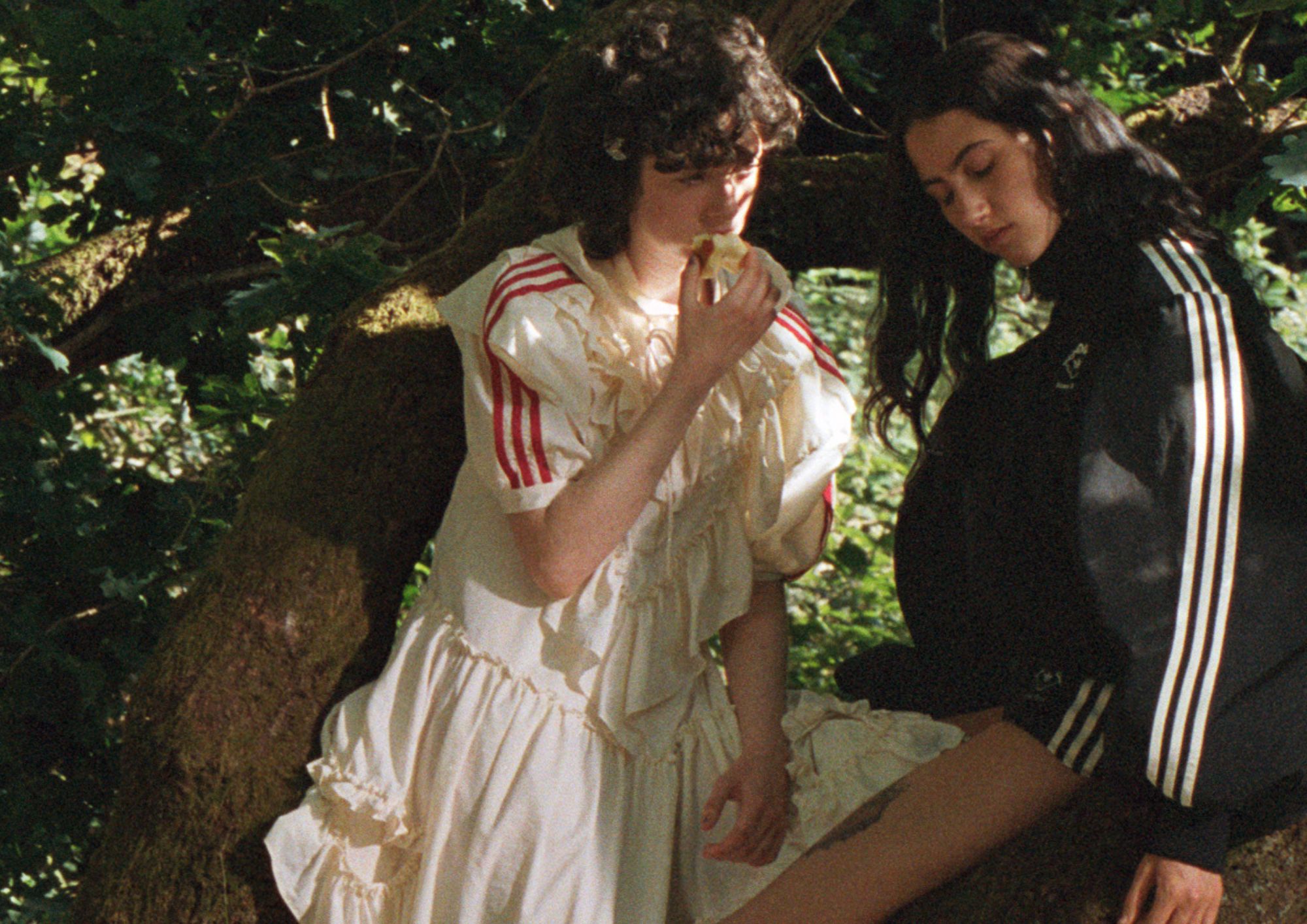 Simone Rocha convierte el ADN deportivo de adidas en una fantasía victoriana