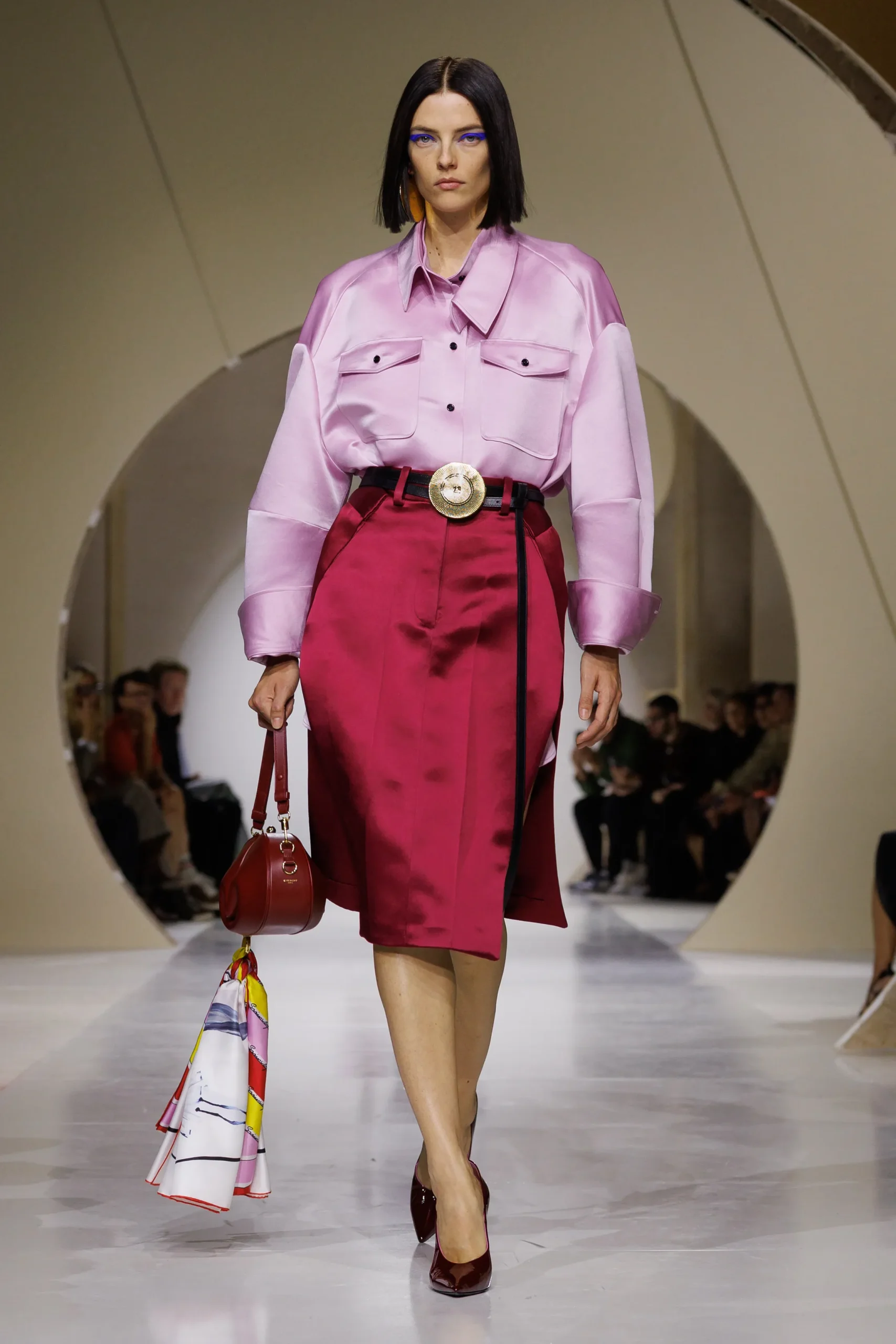 Givenchy Spring 2027: Sarah Burton quiere que las girlies se sientan poderosas
